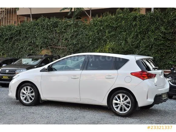 Toyota Auris 1.6 Advance Skypack Image 2